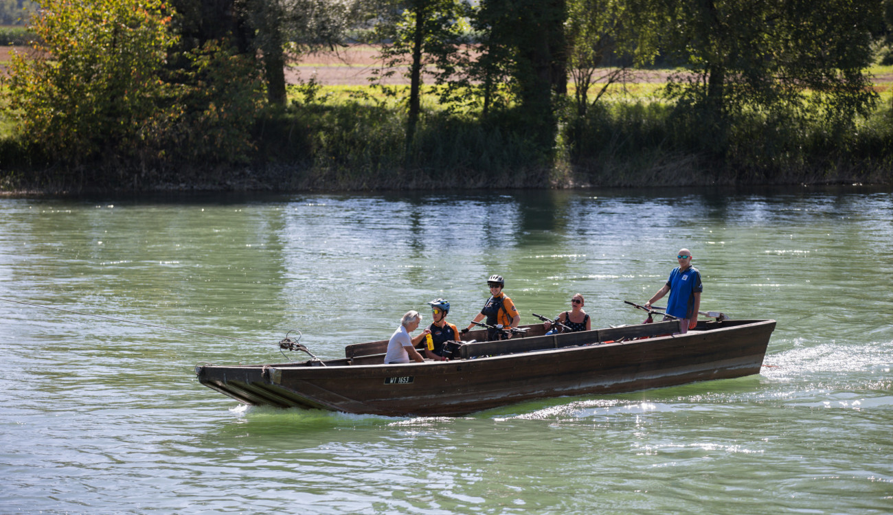 Eine Fähre bringt Radfahrer über einen Fluss