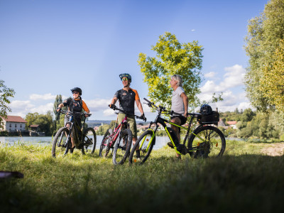 Gruppe von Radfahrern mit ihren Bikes am Hochrhein