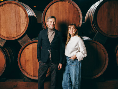 Andre Weltz und Lea Tritschler vor Weinfässern.