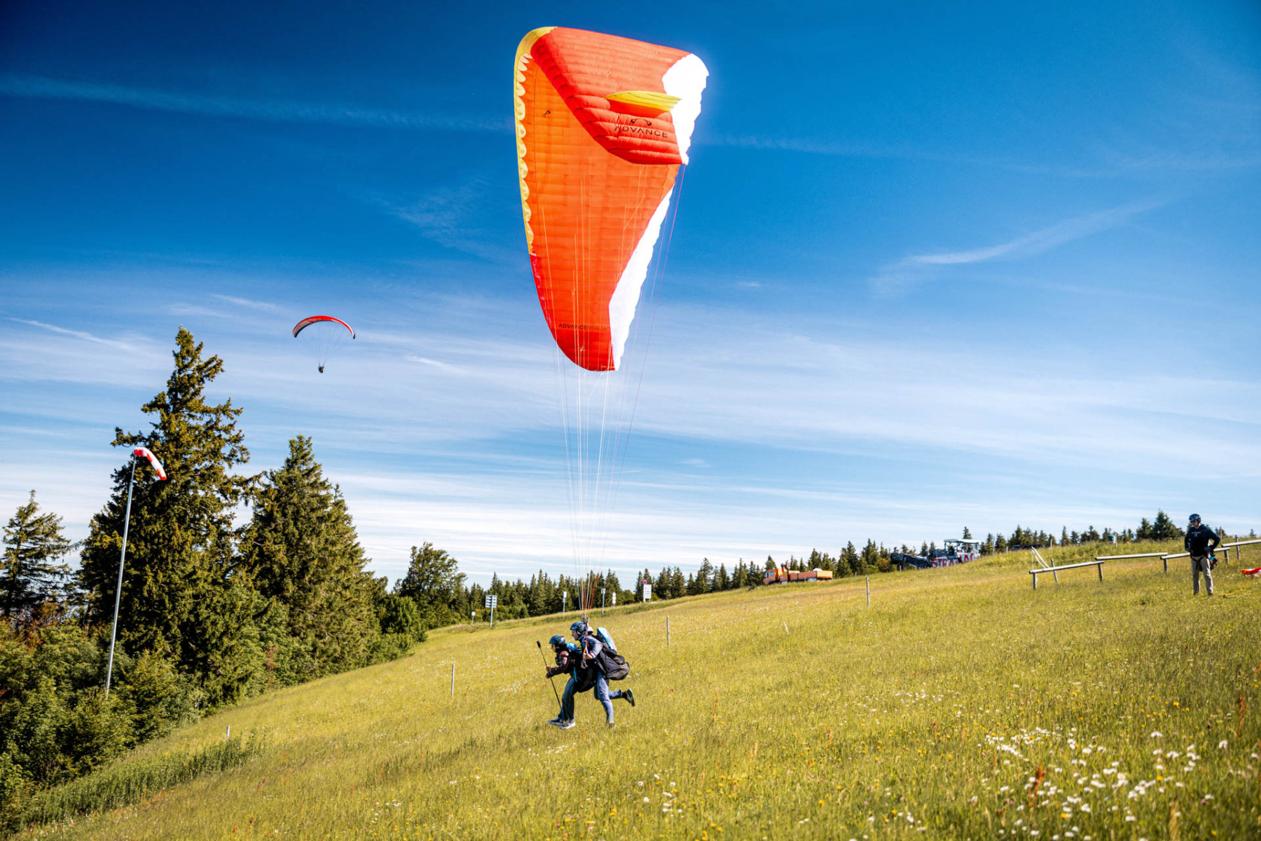 Zwei Personen heben für den Tandemflug ab.
