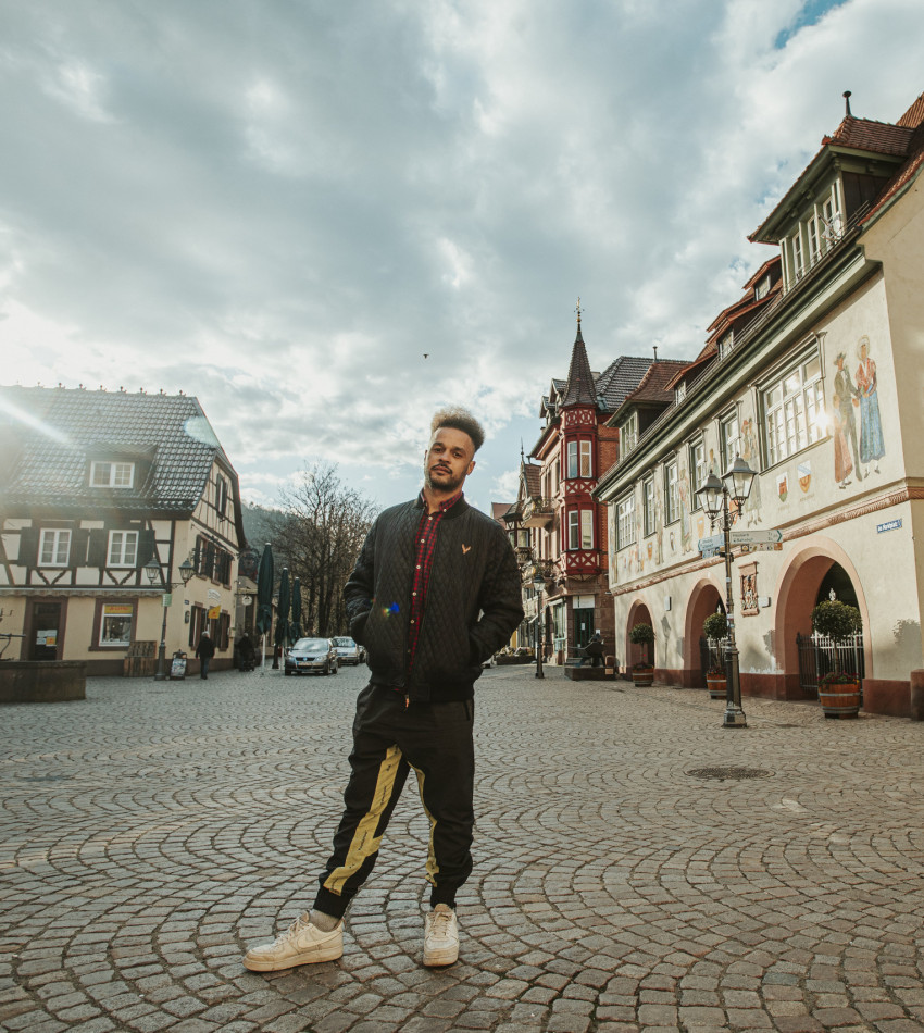 Cossu steht auf dem Haslacher Rathausplatz. Kleidung: Wie ein Rapper