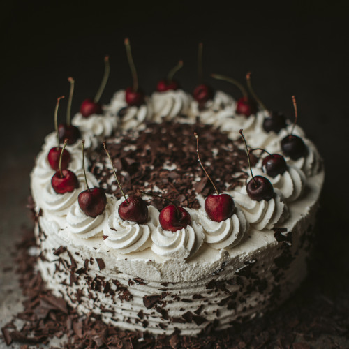 Eine Schwarzwälder Kirschtorte umgeben von Schokostreuseln