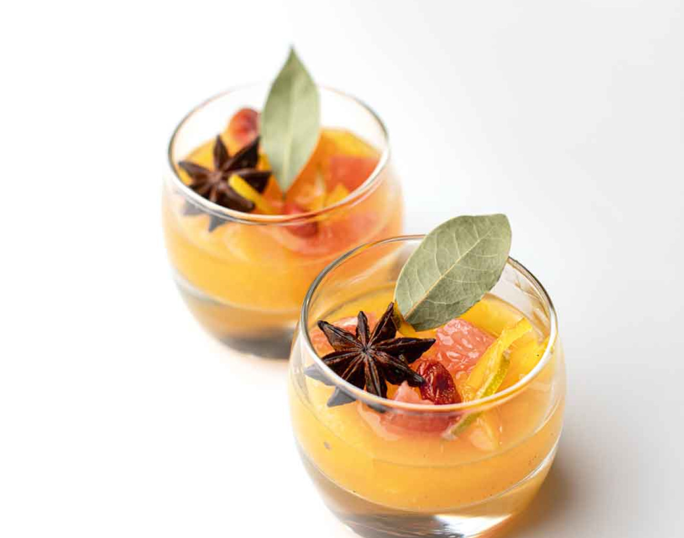Zitrusfruchtsalat mit kandierten Orangenzesten. Rezept