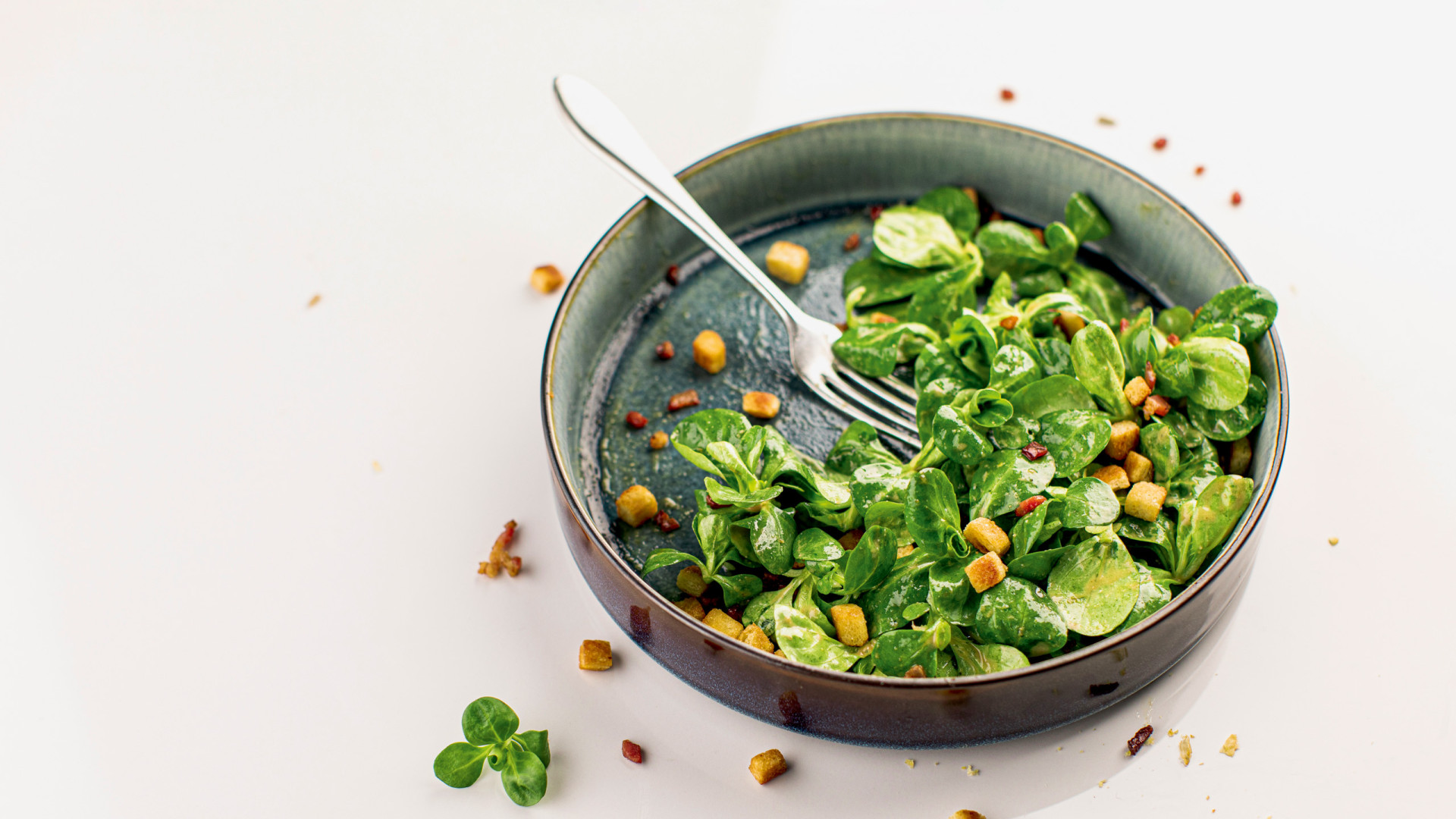 Feldsalat mit Speck und Kracherle. Rezept.