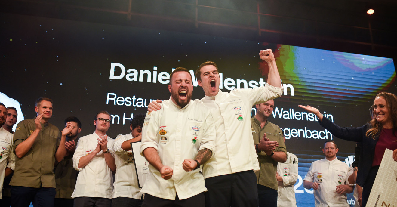 Zwei Köche jubeln bei der Wahl zum Koch des Jahres