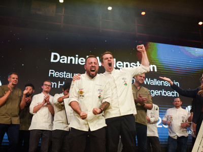 Zwei Köche jubeln bei der Wahl zum Koch des Jahres