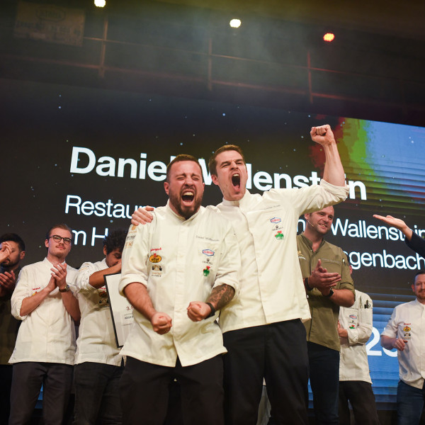 Zwei Köche jubeln bei der Wahl zum Koch des Jahres