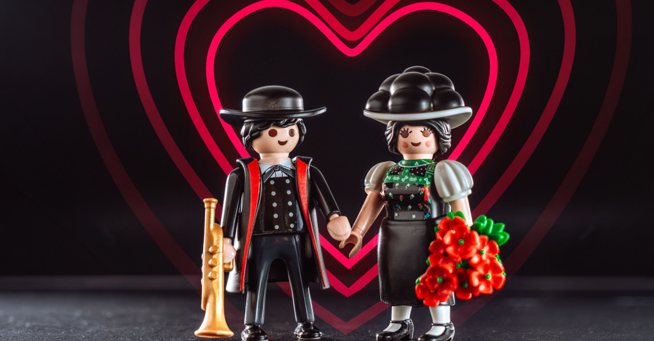 Zwei Playmobilfiguren in Schwarzwald-Tracht halten Händchen