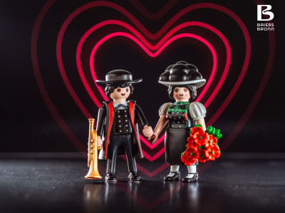 Zwei Playmobilfiguren in Schwarzwald-Tracht halten Händchen