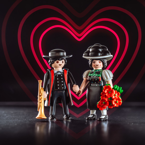 Zwei Playmobilfiguren in Schwarzwald-Tracht halten Händchen