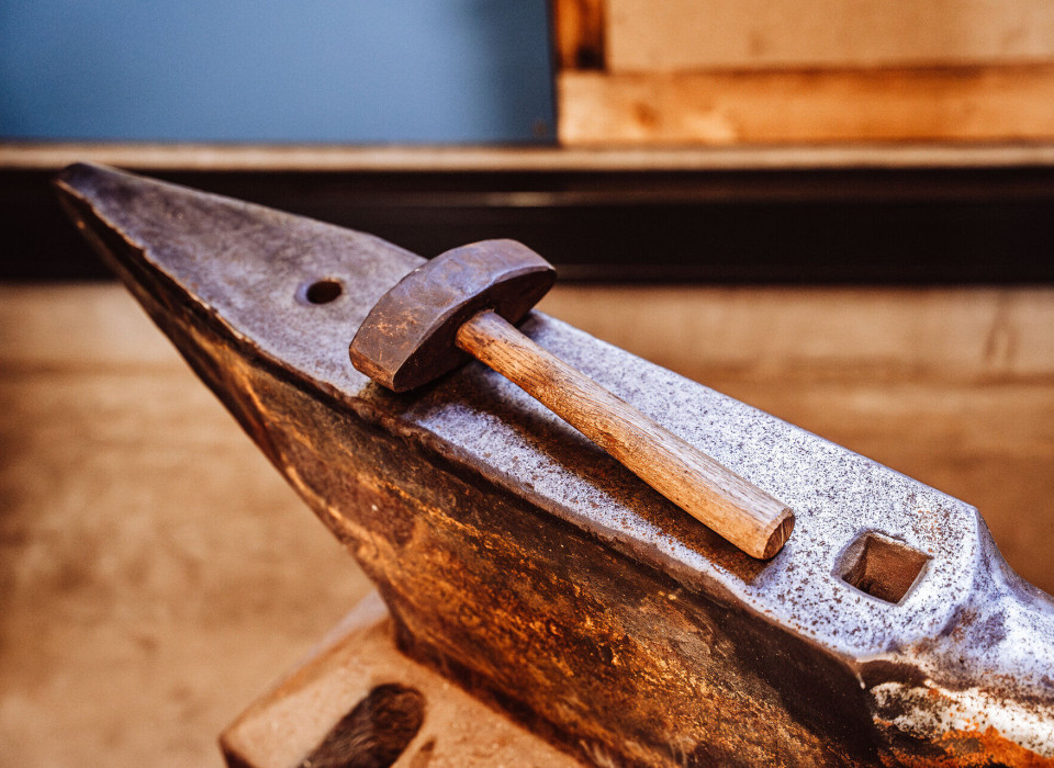 Amboss mit einem darauf liegenden Schmiedehammer