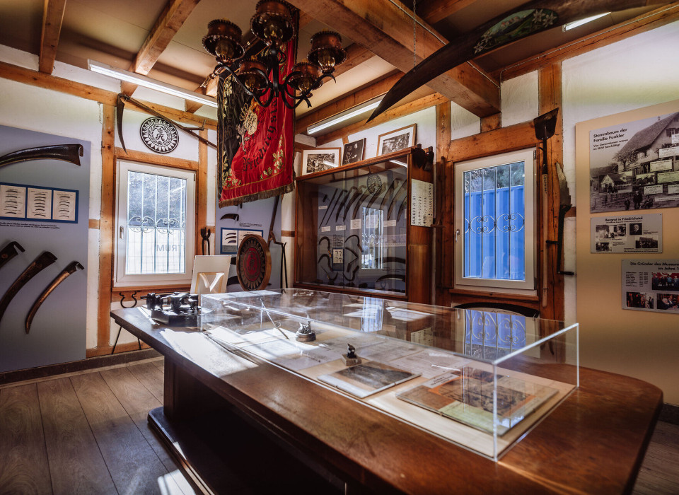 Blick auf Exponante im Schmiedemuseum in Baiersbronn