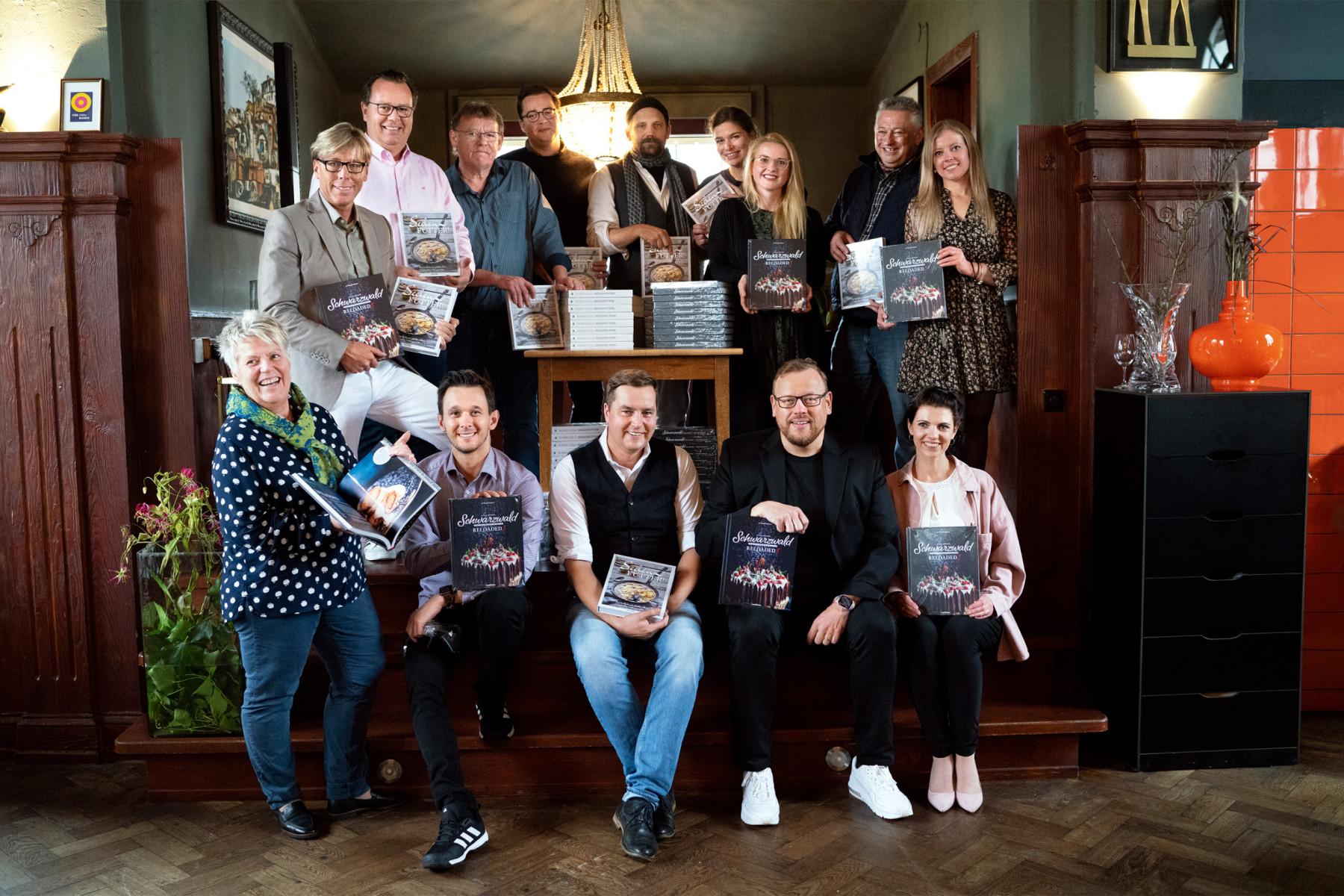 Gruppe bei Buchpräsentation in historischem Raum mit dem Schwarzwald-Kochbuch „Schwarzwald Reloaded – Altes Handwerk, neue Küche“