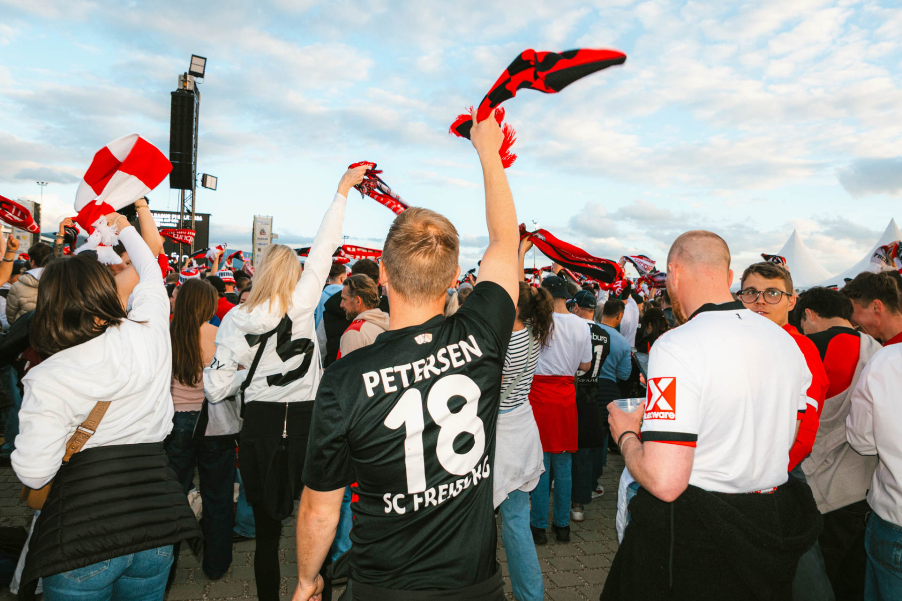 Fans des SC Freiburg jubeln bei der öffentlichen Übertragung eines Spiels.