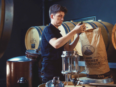 Destillateur Marco Steidle in der Feingeistbrennerei Fies