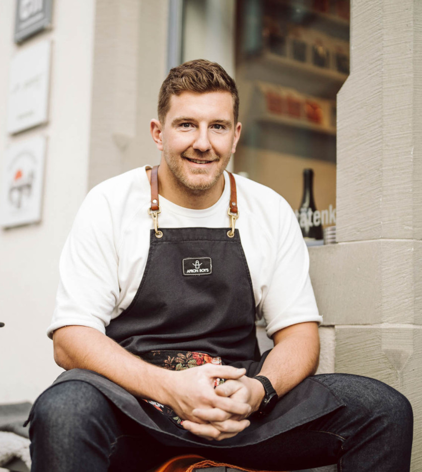 Tobi Roth vor dem Café N° elf in Konstanz