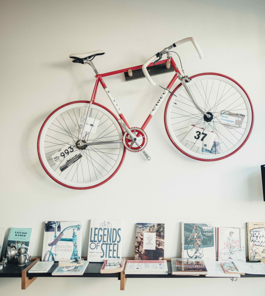 Rernrad, das als Wandschmuck an der Wand hängt