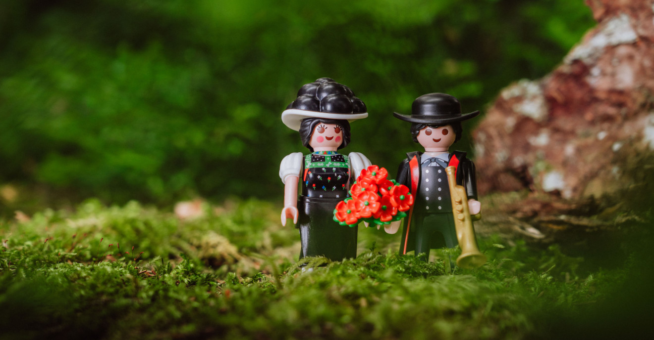 Die Playmobil-Figuren Schwarzwald Marie und Hannes stehen in einem Wald