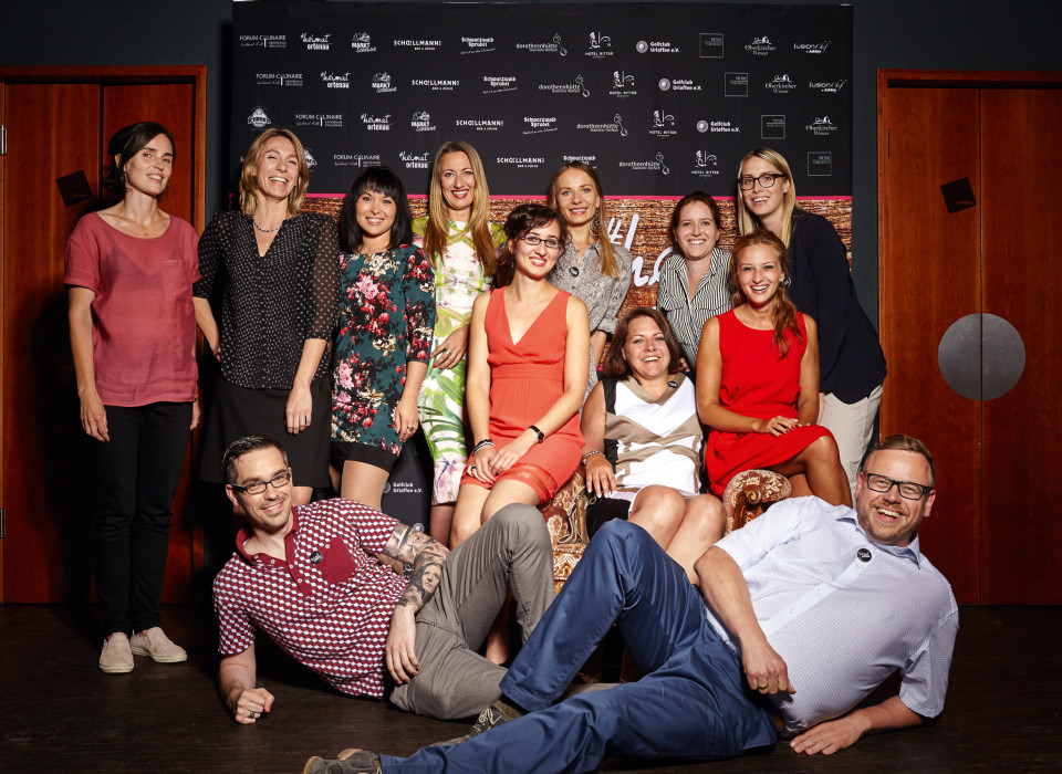 Teamfoto mit Gästen bei Release-Party von #heimat schwarzwald vor Sponsorenwand im festlichen Rahmen