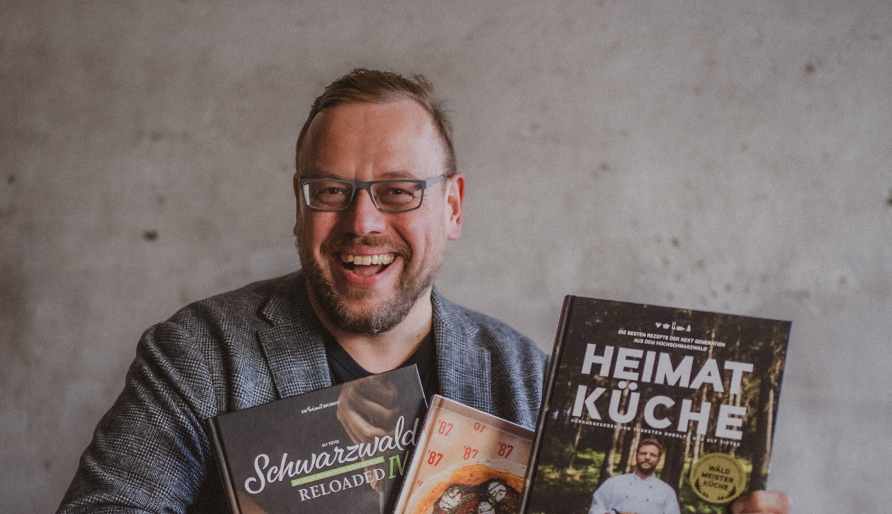Ulf Tietge mit den Kochbüchern