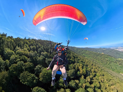 Zwei Personen gleiten bei einem Tandemflug durch die Luft.