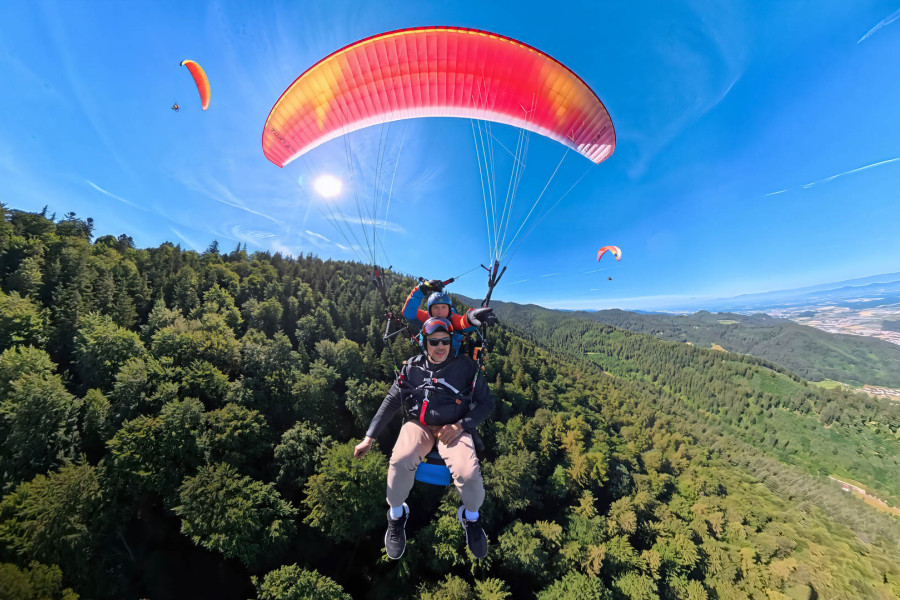 Zwei Personen gleiten bei einem Tandemflug durch die Luft.