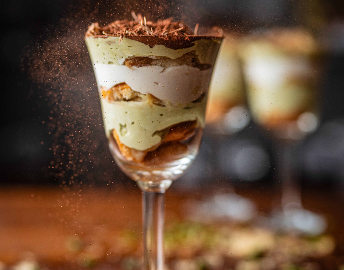 Tiramisu mit Mascarpone, Schokolade und Pistazie in einem Dessertglas