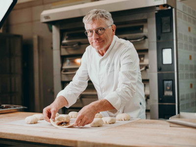 Stefan Böckeler backt traditionellen Zwetschgenkuchen in seinem Café Böckeler in Bühl