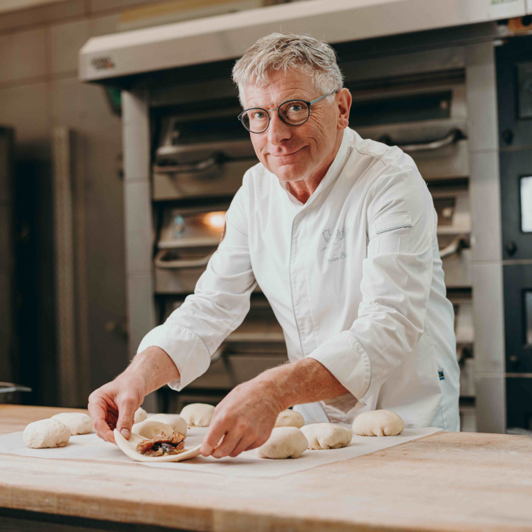 Stefan Böckeler backt traditionellen Zwetschgenkuchen in seinem Café Böckeler in Bühl