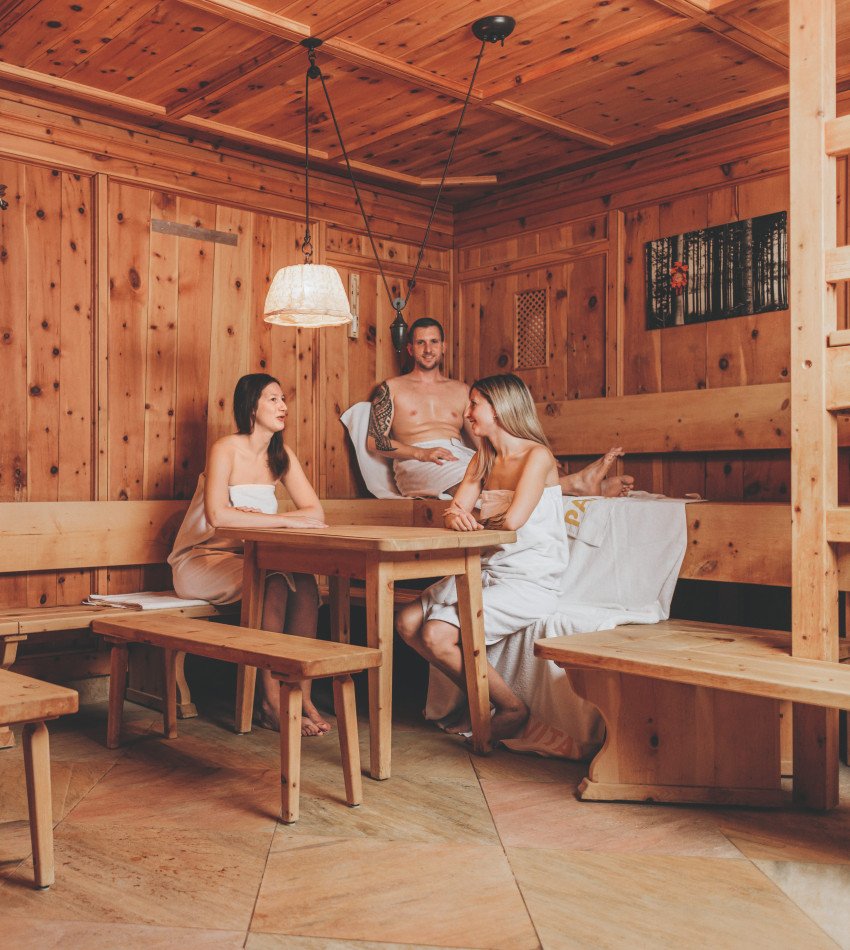 Drei Menschen in der Sauna