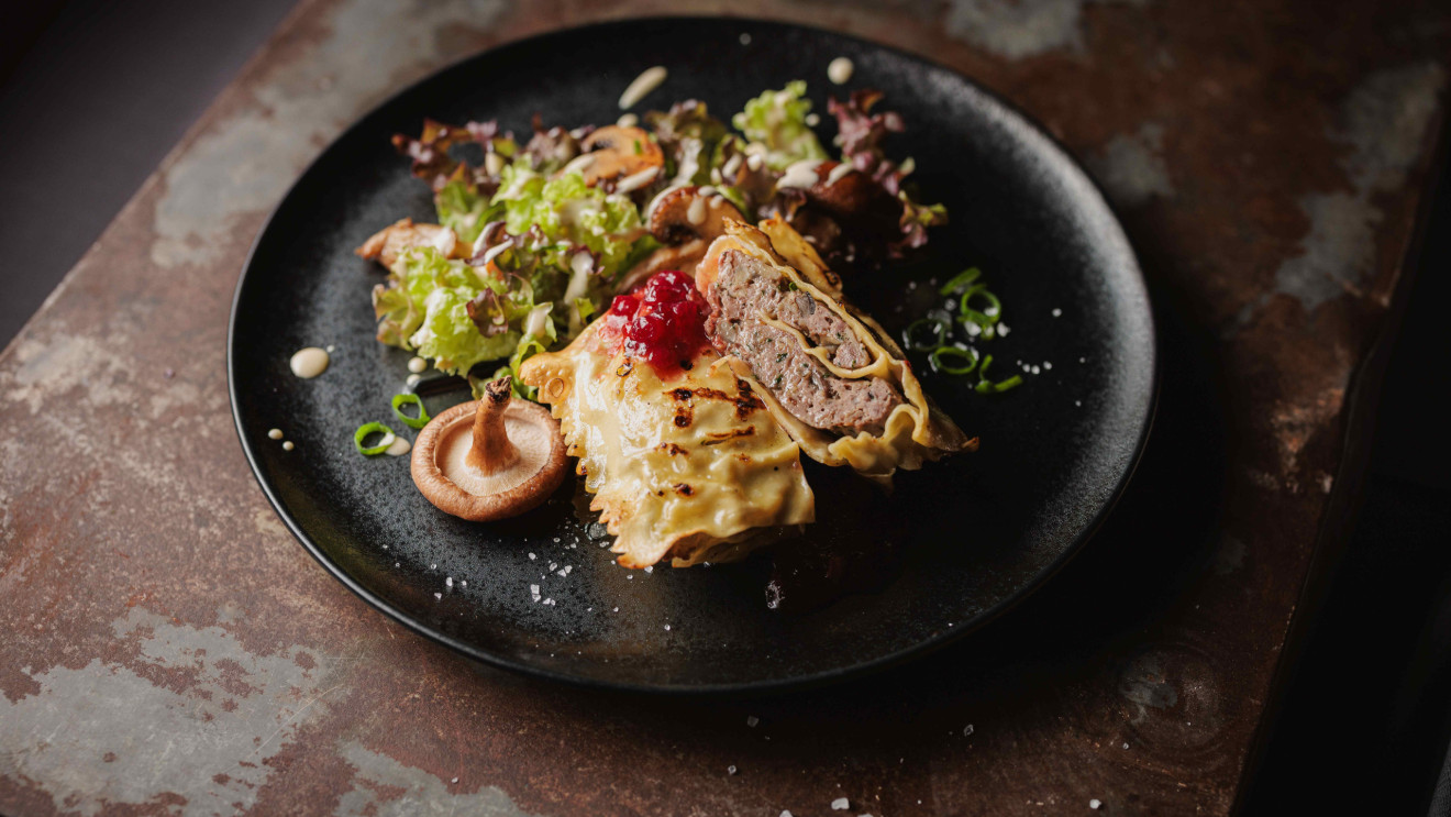 Maultaschen mit Reh, Waldpilzen und Preiselbeeren