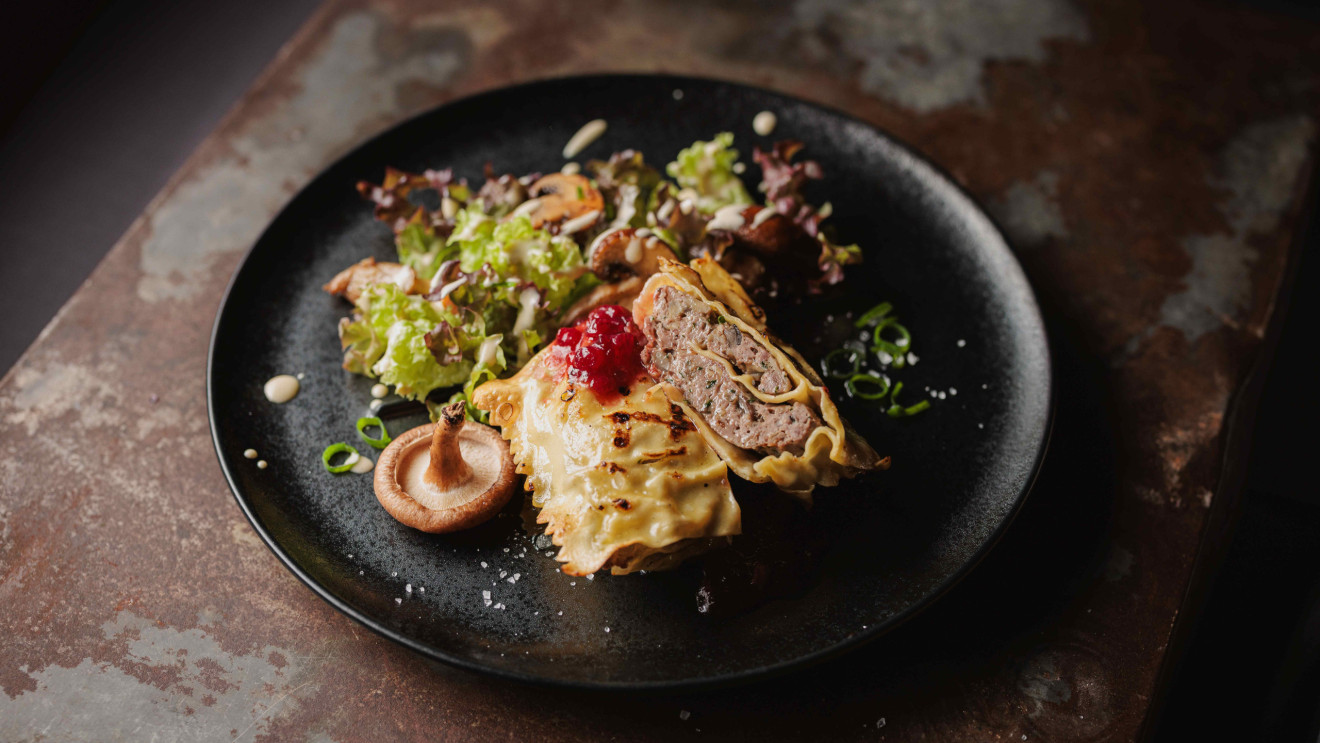 Maultaschen mit Reh, Waldpilzen und Preiselbeeren