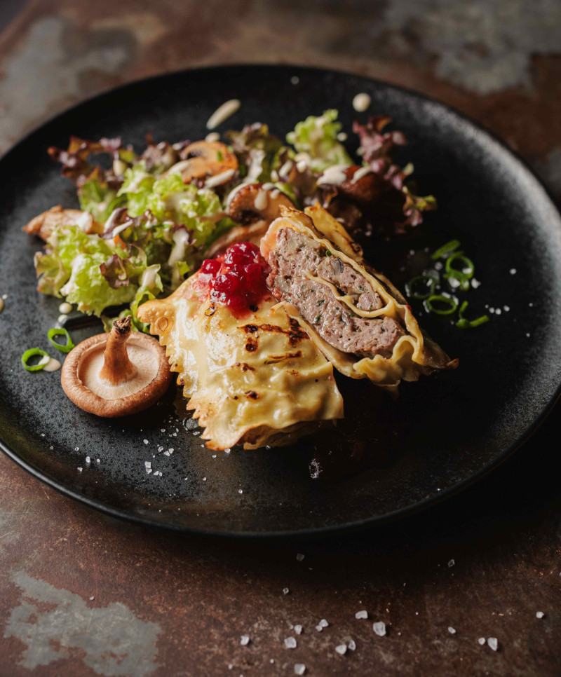 Maultaschen mit Reh, Waldpilzen und Preiselbeeren