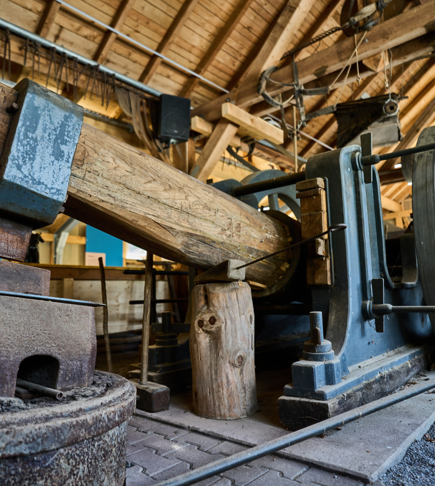 Mechanischer Hammer in historischer Schmiede 