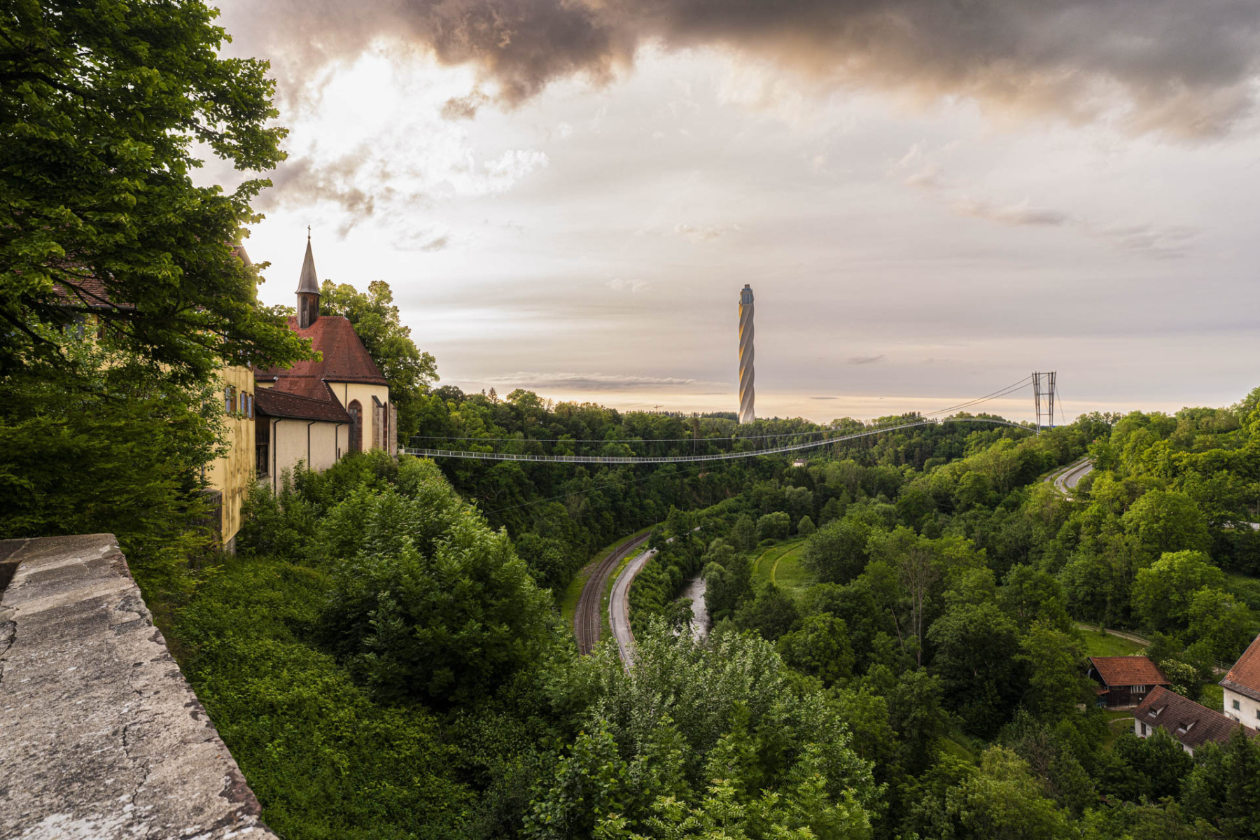 Ein Ausblick auf die Neckarline und historische Gebäude.