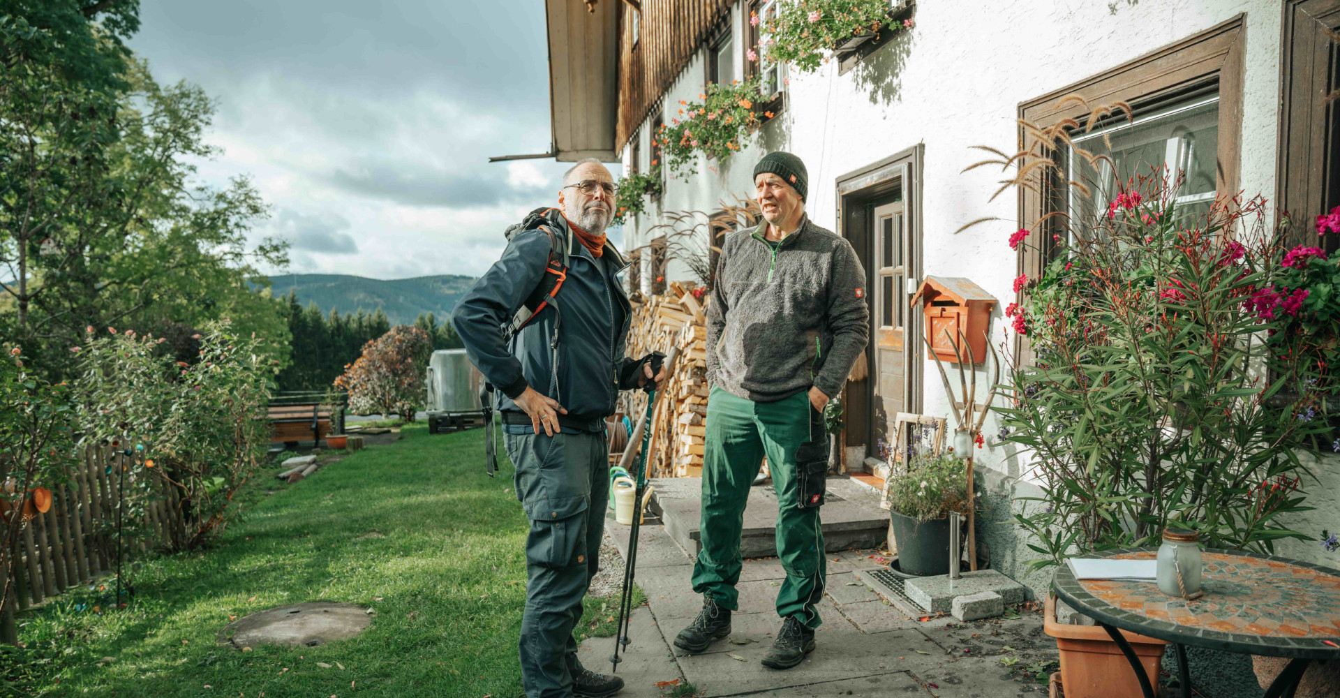 Der Autor im Gespräch mit einem Landwirt in Saig