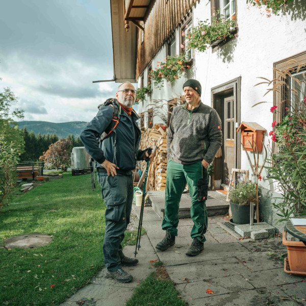 Der Autor im Gespräch mit einem Landwirt in Saig