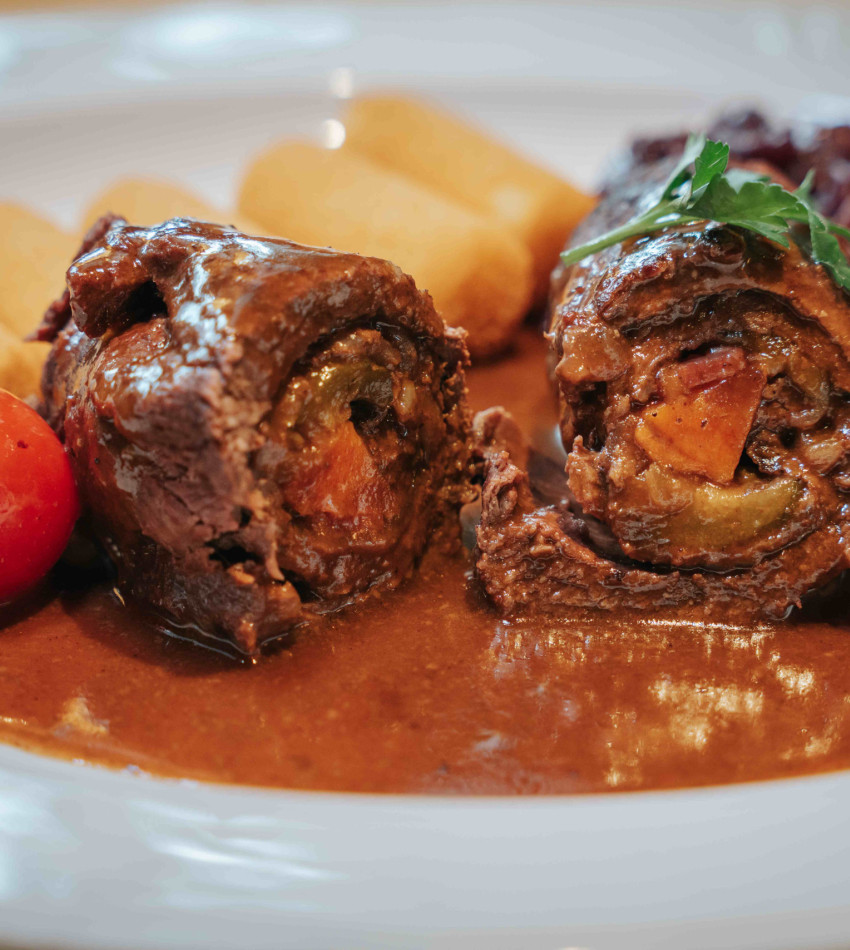 Rouladen mit Rotkraut und Kroketten