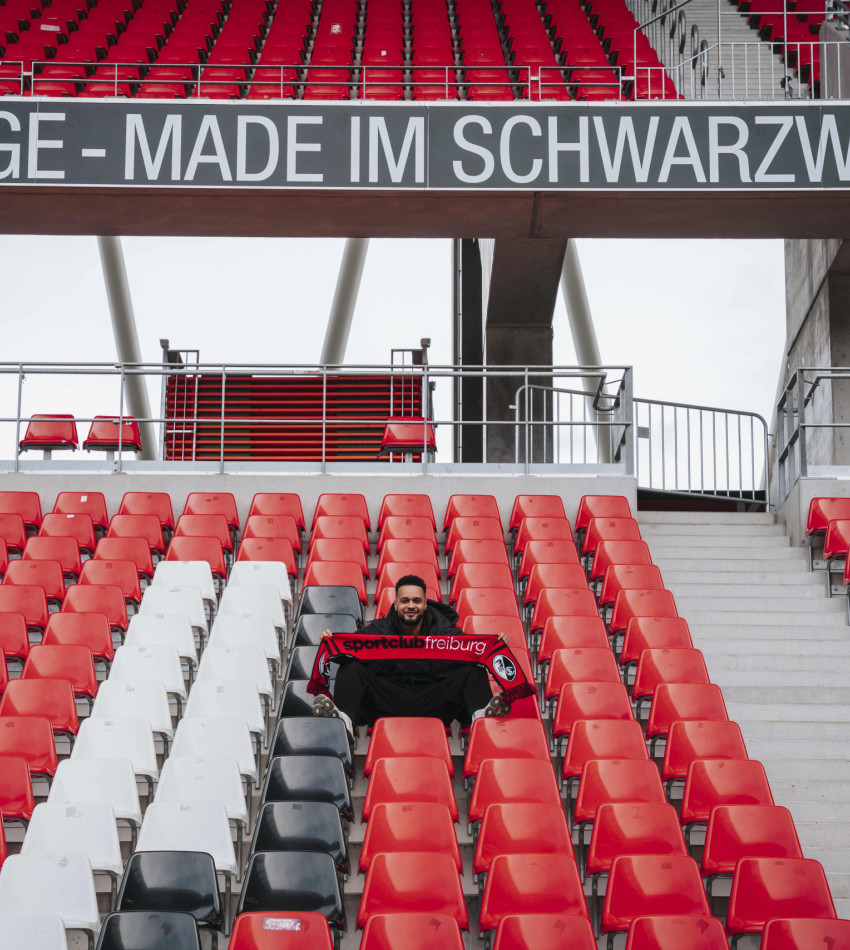 Cossu sitzt ausnahmsweise mal alleine im Stadion