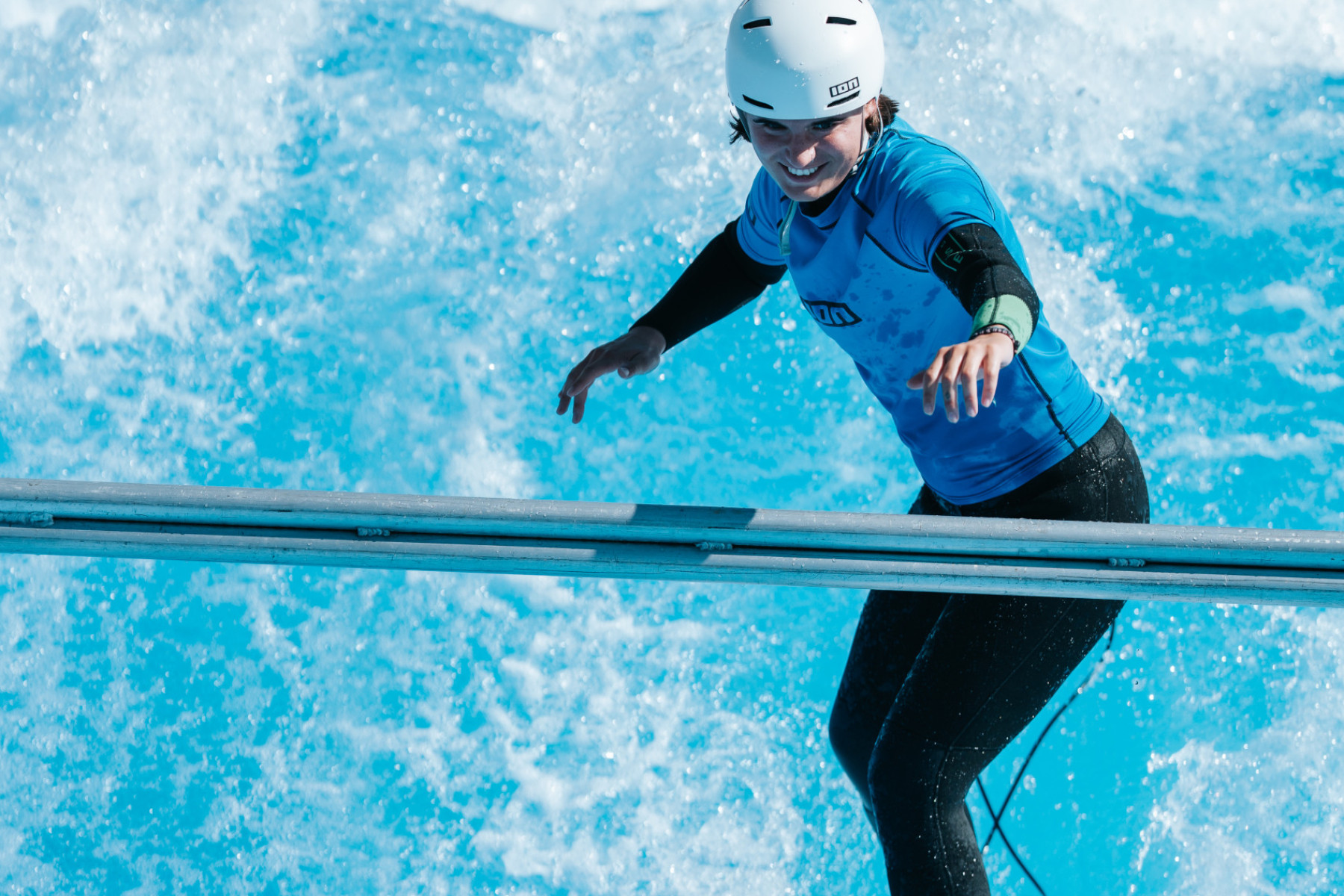 Eine Frau surft mit Helm