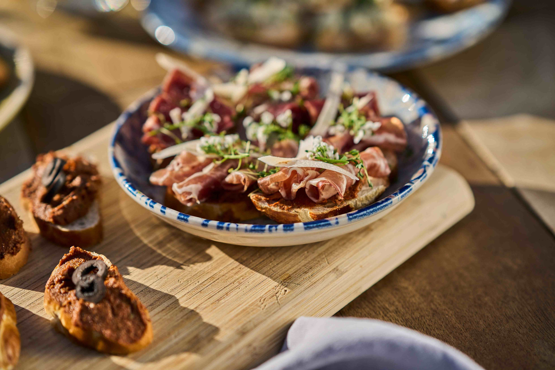 Bruschetta mit Schinken und Pesto Rosso