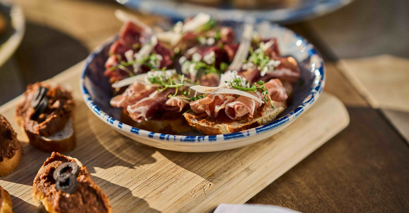 Bruschetta mit Schinken und Pesto Rosso