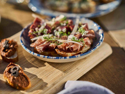 Bruschetta mit Schinken und Pesto Rosso