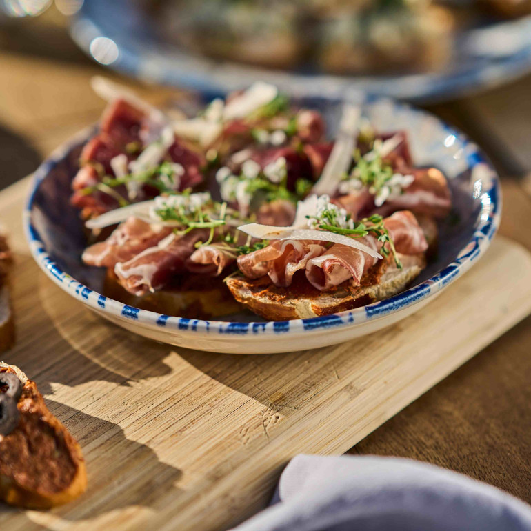 Bruschetta mit Schinken und Pesto Rosso