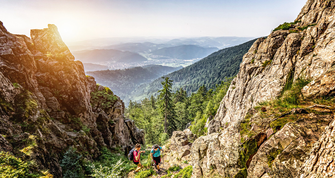 Zwei Wanderer in einer Bergkette.